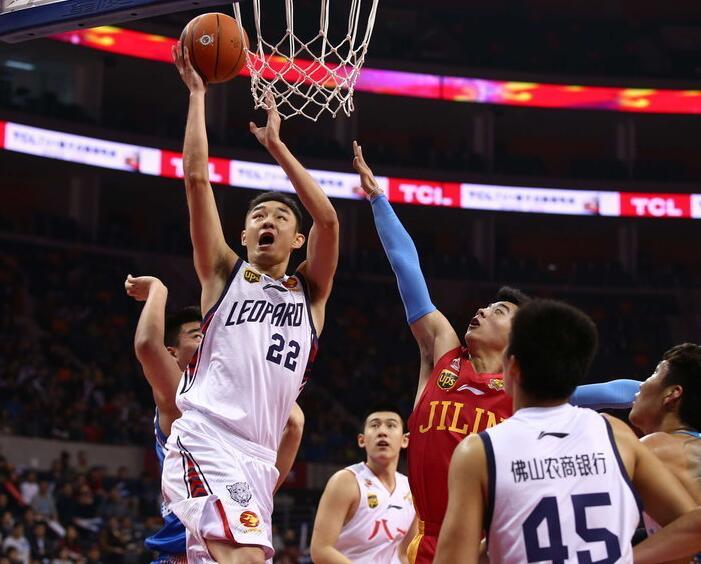 体育CBA：王哲林20分 上海队102-99浙江东阳光药
